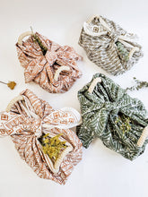 Load image into Gallery viewer, KORISSA Bread Warmer & Basket Gift Set with Tea Towel - Flower