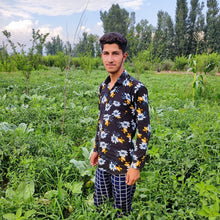 Load image into Gallery viewer, Partner Farmer, Mohsin in Kashmiri Chili field - Burlap & Barrel