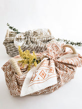 Load image into Gallery viewer, KORISSA Bread Warmer &amp; Basket Gift Set with Tea Towel - Flower
