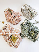 Load image into Gallery viewer, KORISSA Bread Warmer &amp; Basket Gift Set with Tea Towel - Flower
